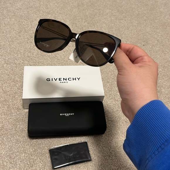 Givenchy Sunglasses Unisex New w tags! New w case/cloth/box - Picture 2 of 8